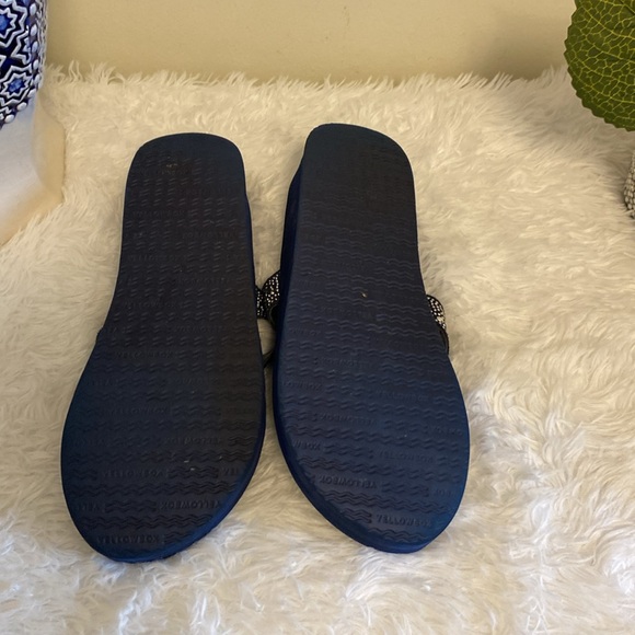 Yellow Box sandals flip flops Sz6.5.  Navy blue color - Picture 6 of 8